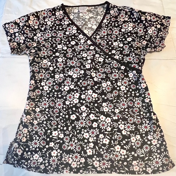 Willow Tops - Willow Black‎ and White Floral Scrub Top